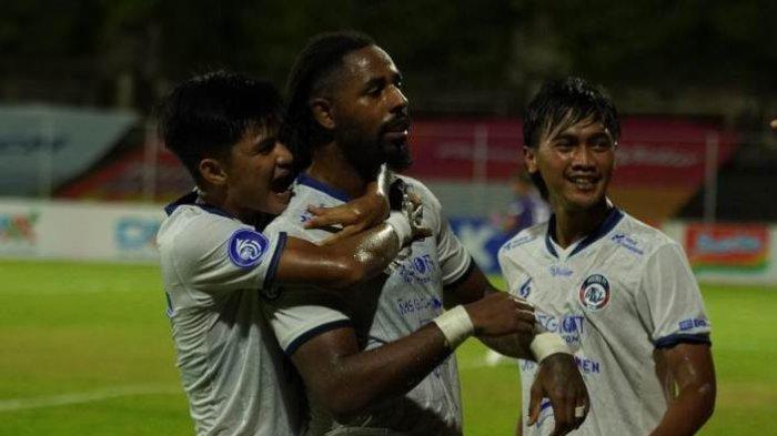 Striker Arema FC Carlos Fortes (tengah) selebrasi seusai menjebol gawang Persita Tangerang, Selasa (15/2/2022).