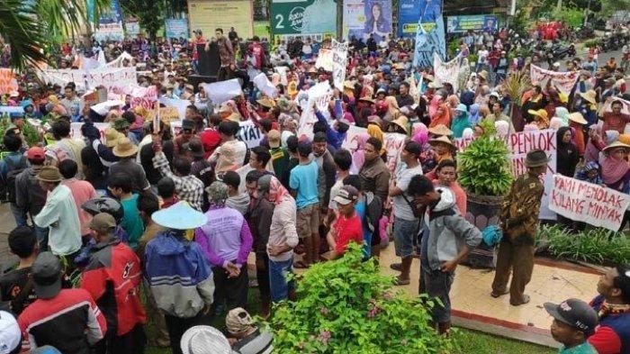 Suasana demonstrasi warga di DPRD Kabupaten Tuban yang menolak pembangunan kilang minyak Pertamina-Rosneft pada Selasa (29/1/2019).