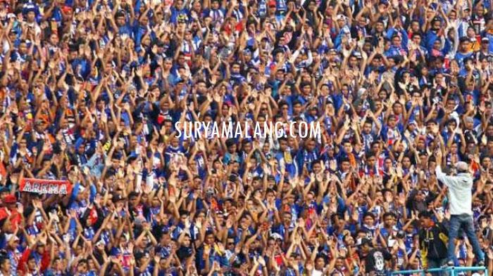 Aremania- Atraksi Aremania saat mendukung Arema Cronus melawan Hanoi T&T, dalam laga Grup F, AFC CUP 2014 di Stadion Kanjuruhan Kepanjen, Kabupaten Malang, Selasa (11/3/2014). Arema Cronus kalah atas wakil Vietnam dengan skor 3-1.