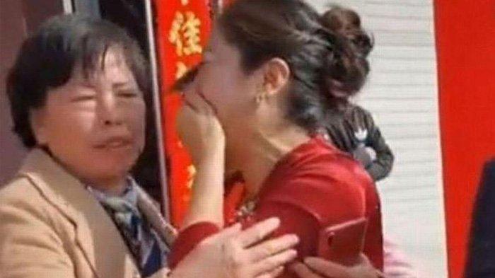 Tangis haru seorang ibu bertemu anaknya yang hilang 20 tahun lalu