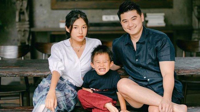 Tiffany Soetanto bersama Chef Arnold dan putra mereka