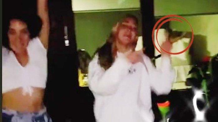 Tiktok dengan latar belakang dua orang berhubungan intim.