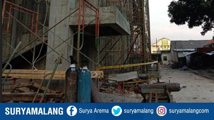 Lokasi kejadian lift proyek terjatuh di RSI Unisma. Nampak di lokasi kejadian, telah terpasang garis polisi, Selasa (8/9/2020)