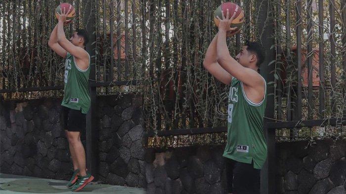 Tubuh atletis Arya Saloka unjuk kebolehan main basket di postingan Instagram Rabu 28 Juli 2021