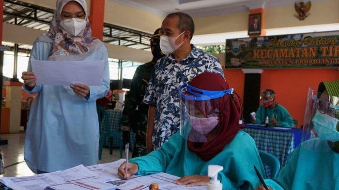 Foto Dok. Bupati Probolinggo, Puput Tantriana Sari (kiri) memantau pelaksanaan vaksinasi