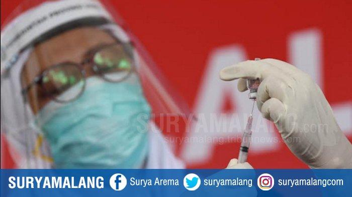 Vaksinator saat akan melakukan vaksinasi Covid-19 di Gedung Grahadi, Kamis (14/1/2021).