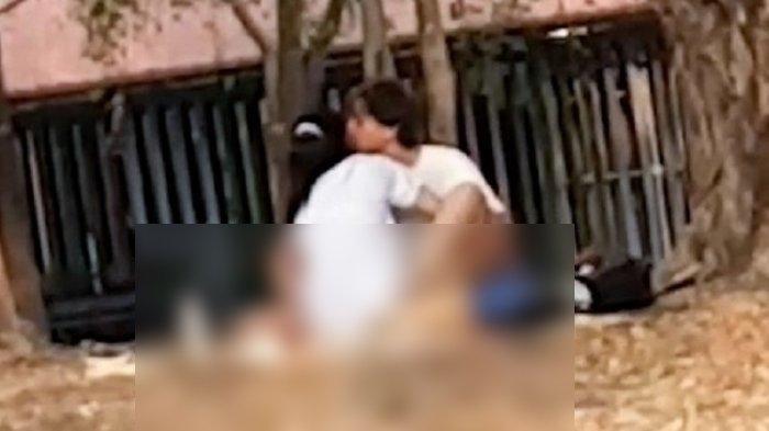 Potongan video yang direkam salah satu pengguna taman di Bangkok, Thailand, memerlihatkan sejoli tengah berhubungan seks. Padaha, suasana taman itu tengah ramai. Aksi keduanya dilaporkan menyebabkan keluarga yang berada di taman tidak nyaman.
