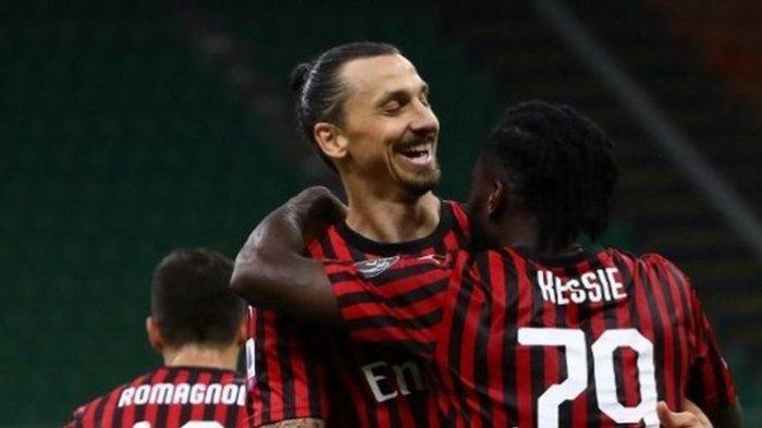 Zlatan Ibrahimovic merayakan gol dengan Franck Kessie dalam laga AC Milan vs Juventus pada lanjutan pekan ke-31 Liga Italia di Stadion San Siro, Rabu (8/7/2020).