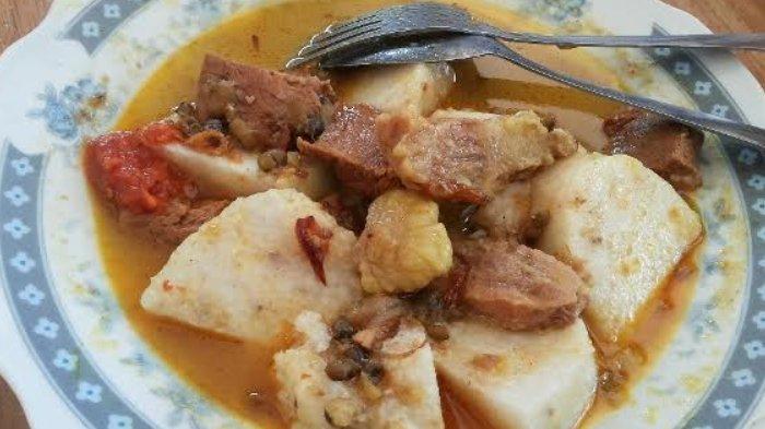 Lontong Gulai kacang hijau khas Sasak