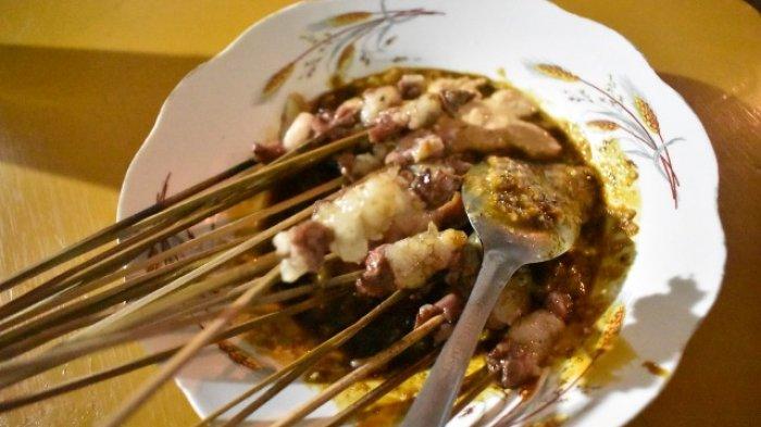 Seporsi sate laler irisan daging kambing muda kecil kecil dengan bumbu kacang