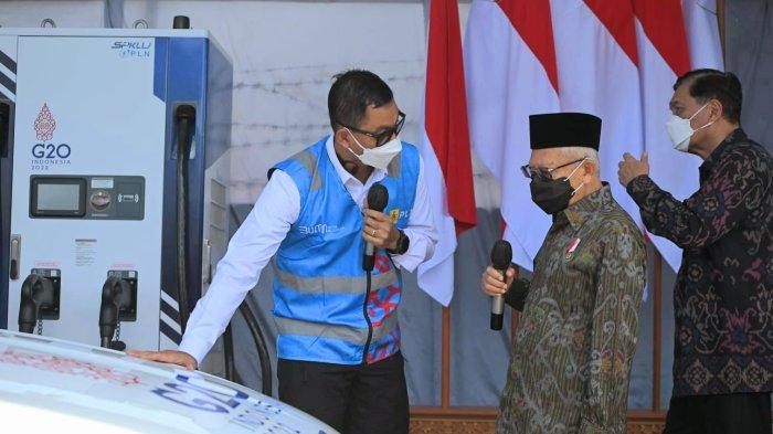 Wakil Presiden Republik Indonesia Maruf Amin didampingi Menteri Koordinator Bidang Kemaritiman dan Investasi Luhut Binsar Pandjaitan bersama Direktur Utama PLN Darmawan Prasodjo meninjau langsung kesiapan Stasiun Pengisian Kendaraan Listrik Umum (SPKLU) di Nusa Dua, Bali, Selasa (30/8/2022).