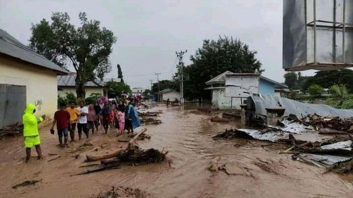 Banjir memporakporandakan rumah warga di Kabupaten Flores Timur, Nusa Tenggara Timur (NTT), Minggu (4/4/2021).