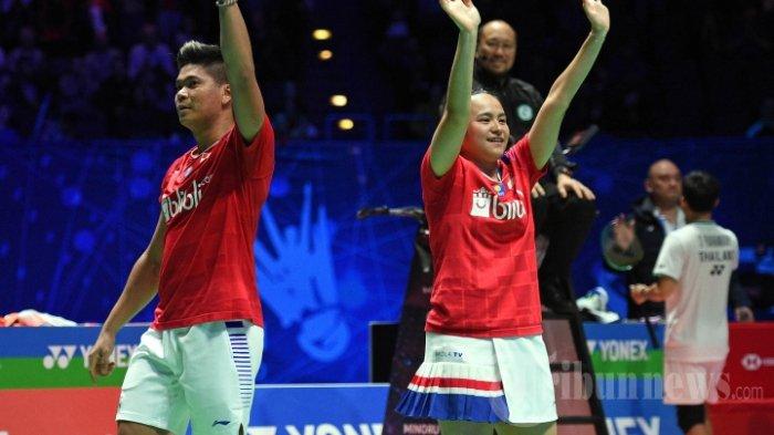 Pasangan pebulutangkis Indonesia Praveen Jordan dan Melati Daeva Oktavianti merayakan kemenangannya setelah menundukan pasangan Thailand Dechapol Puavaranukroh dan Sapsiree Taerattanachai, dalam laga All England Open Badminton Championships Final Ganda Campuran di Birmingham, Inggris, Senin (15/3/2020).
