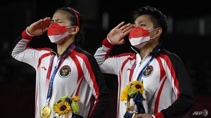 Pasangan ganda putri Indonesia Greysia Polii dan Apriyani Rahayu memberikan hormat di podium saat lagu Indonesia Raya berkumandang di Musashino Forest Sports Plaza di Tokyo pada Senin, 2 Agustus 2021. Mereka berhasil meraih emas di Olimpiade Tokyo 2021 setelah mengalahkan pasangan ganda putri asal China, mengalahkan Chen Qing Chen/Jia Yi Fan.