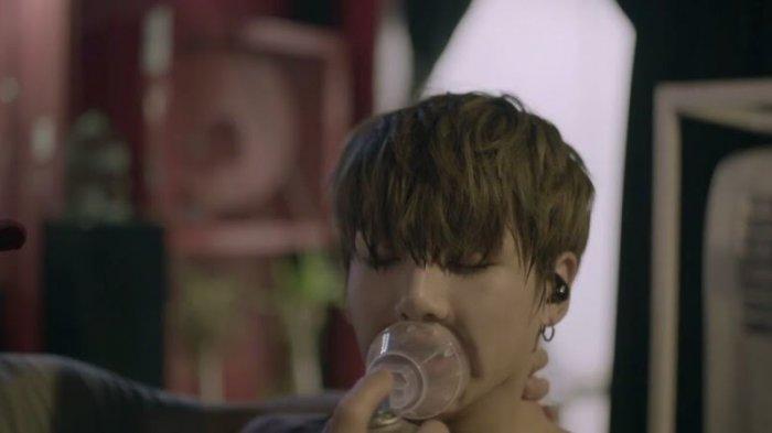 Member BTS Jungkook terlihat menggunakan alat bantu pernafasan pada saat sedang konser di Chilli.