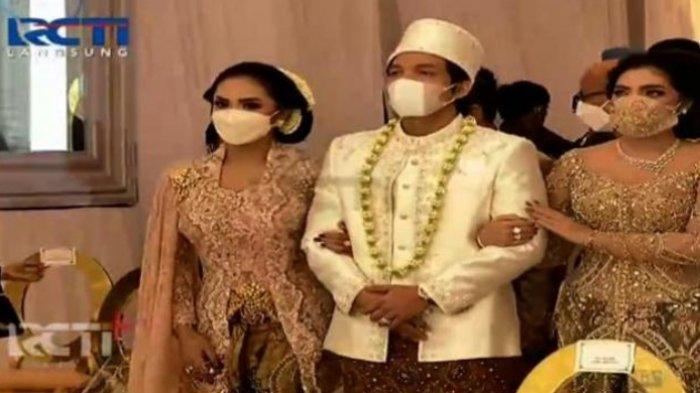 Mempelai pria, Atta Halilintar diantarkan langsung oleh kedua ibunda Aurel Hermansyah, Krisdayanti dan Ashanty.