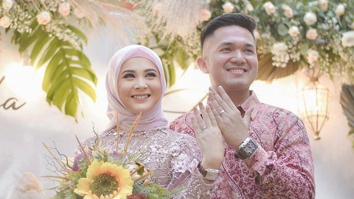 Kesha Ratuliu dan Adhi Permana tunangan