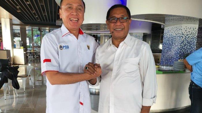 Ketua Umum PSSI Mochamad Iriawan (kiri) dan Ketua Asprov PSSI Maluku Utara, Edi Langkara (kanan)