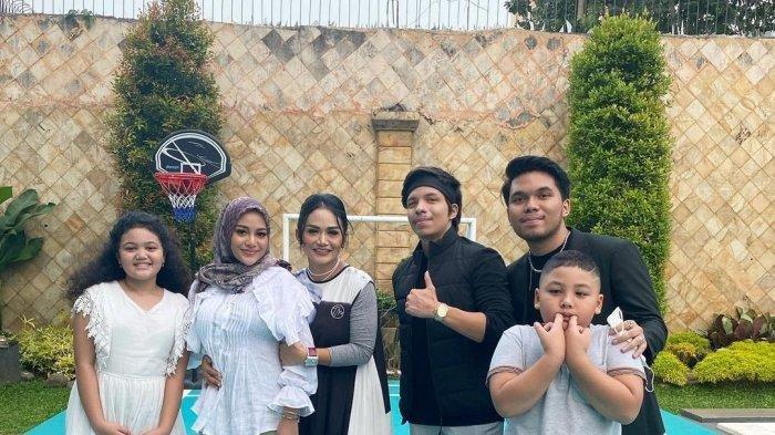Krisdayanti (KD) mengabadikan momen kebersamaan dengan Atta dan Aurel dalam rangka acara buka bersama.