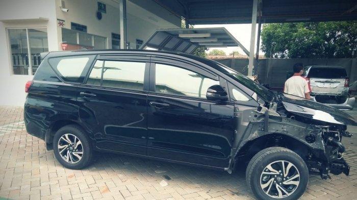 Mobil warga kampung miliarder yang rusak akibat pengemudi belum mahir.