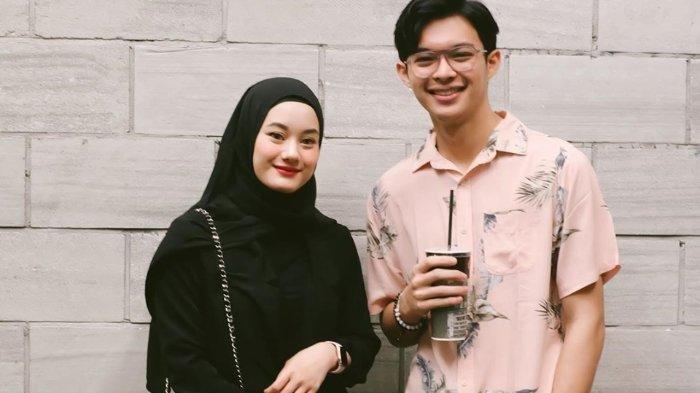 Dinda Hauw terkenal setelah membintangi film kisah nyata, Surat Kecil Untuk Tuhan