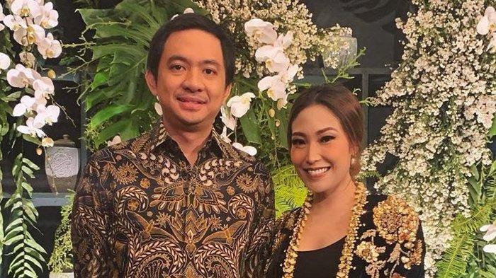 Pasangan Ayu Dewi dan Regi Datau.