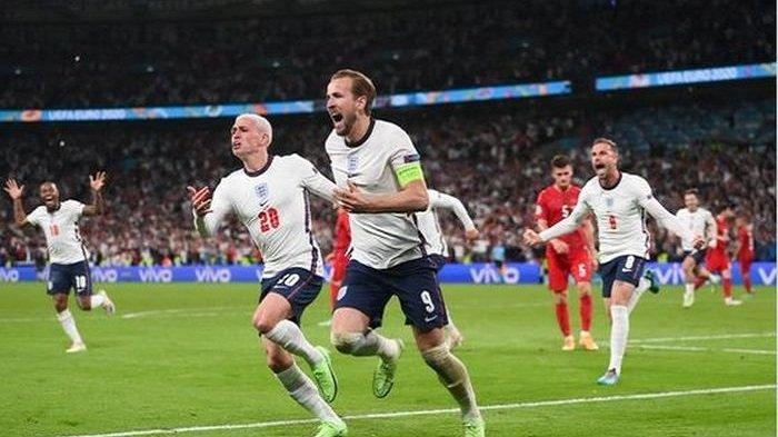 Striker timnas Inggris, Harry Kane, merayakan gol ke gawang timnas Denmark dalam laga semifinal EURO 2020 di Stadion Wembley, Rabu (7/7/2021).
