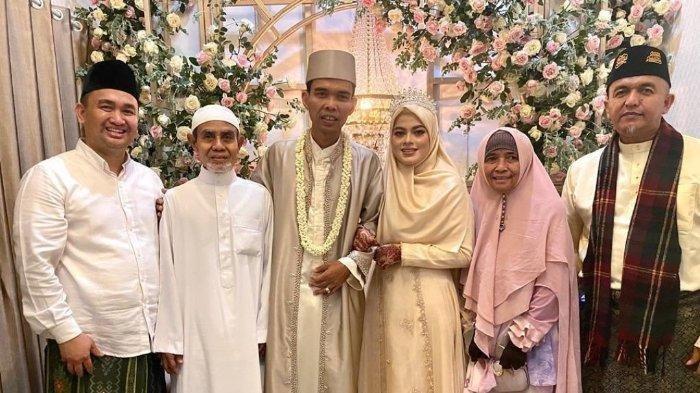 Ustaz Abdul Somad (UAS) akhirnya resmi menikah dengan Fatimah Az Zahra Salim Barabud pada Rabu (28/4/2021) di kediaman pengantin perempuan di Jombang.