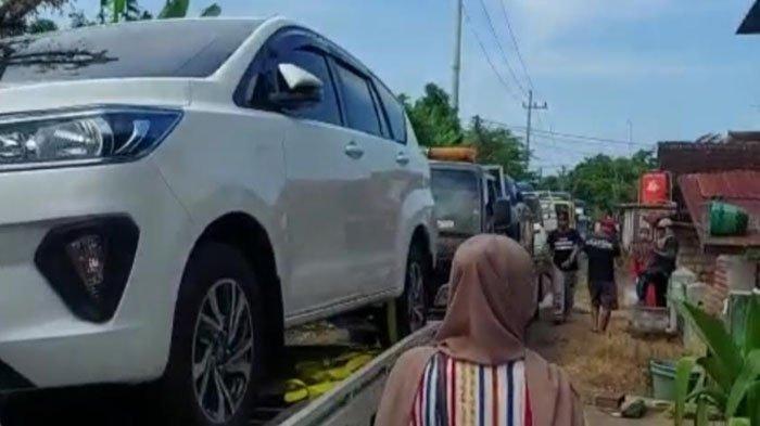 Warga Desa Sumurgeneng, Kecamatan Jenu, Kabupaten Tuban, Jawa Timur beli mobil ramai-ramai.
