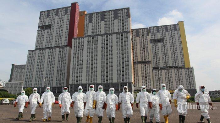 Petugas Palang Merah Indonesia (PMI) bersiap melakukan penyemprotan cairan disinfektan untuk membersihkan Wisma Atlet Kemayoran, Jakarta, Sabtu (21/3/2020).
