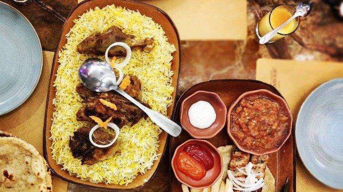 Hidangan pada Abunawas Restaurant, tempat makan malam dekat Taman Margasatwa Ragunan.