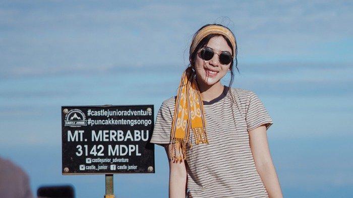 Potret Adinda Thomas jelajahi keindahan alam Indonesia.