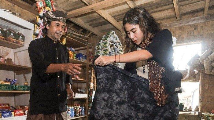 Potret Adinda Thomas mengenal kebudayaan asli Indonesia.