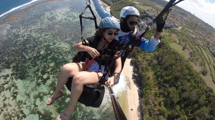 Potret Adinda Thomas jelajahi keindahan alam Indonesia.