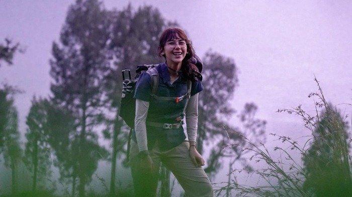 Potret Adinda Thomas jelajahi keindahan alam Indonesia.