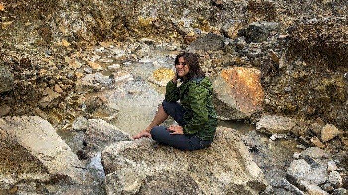 Potret Adinda Thomas jelajahi keindahan alam Indonesia.