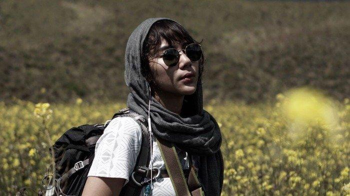 Potret Adinda Thomas jelajahi keindahan alam Indonesia.