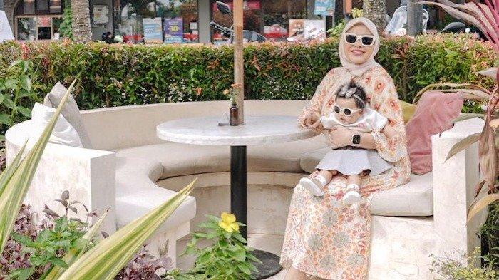 Momen Ameena saat liburan di Bali.