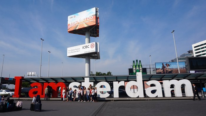 Sejumlah wisatawan berfoto dengan latar tulisan 'I Amsterdam' di Bandara Schipol, Amsterdam, Belanda, Sabtu (26/5/2018).