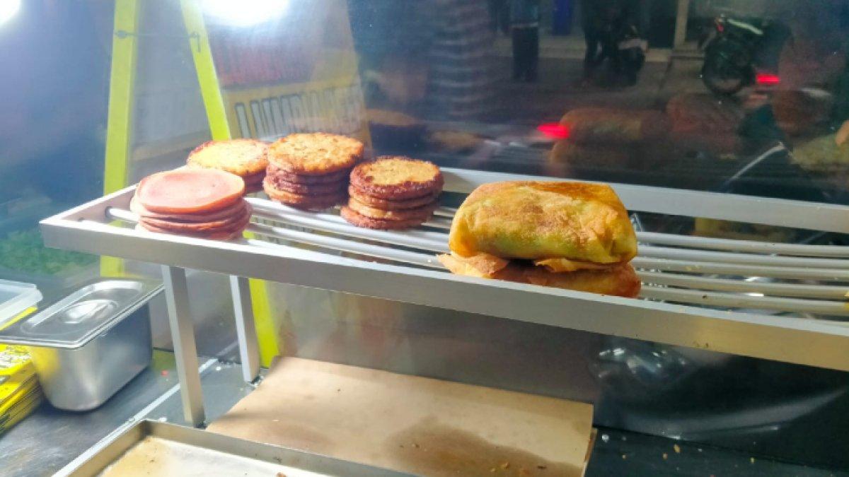 Aneka menu beef, chicken nugget, ham, dan lain-lain di gerai Lumpia Beef Viral di Jalan Jaya Wijaya Nomor 94, Mojosongo, Kecamatan Jebres, Solo, Jawa Tengah. Camilan kekinian yang cocok untuk makan malam, lokasinya dekat dari hotel dan tempat sewa motor, Kamis (12/1/2023).
