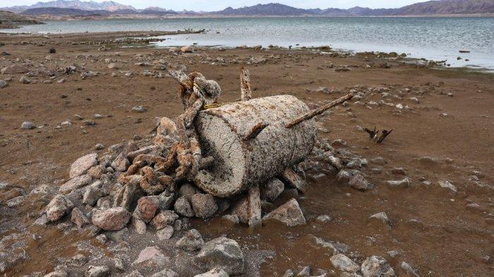 AREA REKREASI NASIONAL DANAU MEAD , NEVADA: Puing-puing berkarat, terletak di bagian dasar danau yang sekarang kering di Lake Mead yang dilanda kekeringan pada 10 Mei 2022 Area Rekreasi Nasional Lake Mead, Nevada. Biro Reklamasi AS melaporkan bahwa Danau Mead, reservoir buatan terbesar di Amerika Utara, telah turun menjadi sekitar 1,052 kaki di atas permukaan laut, terendah sejak diisi pada tahun 1937 setelah pembangunan Bendungan Hoover. Dua set sisa-sisa manusia telah ditemukan baru-baru ini saat danau terus surut. Tingkat udara yang menurun adalah akibat dari megakeringan yang dipicu oleh perubahan yang ditambah dengan barat permintaan udara di Amerika Serikat bagian daya.