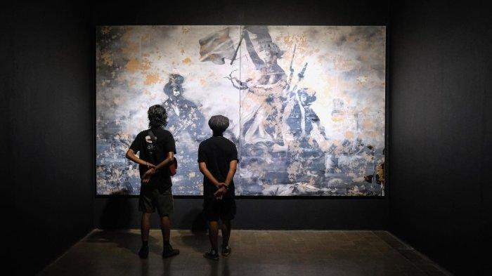 Ilustrasi pengunjung sedang menikmati karya di gelaran ArtJog.