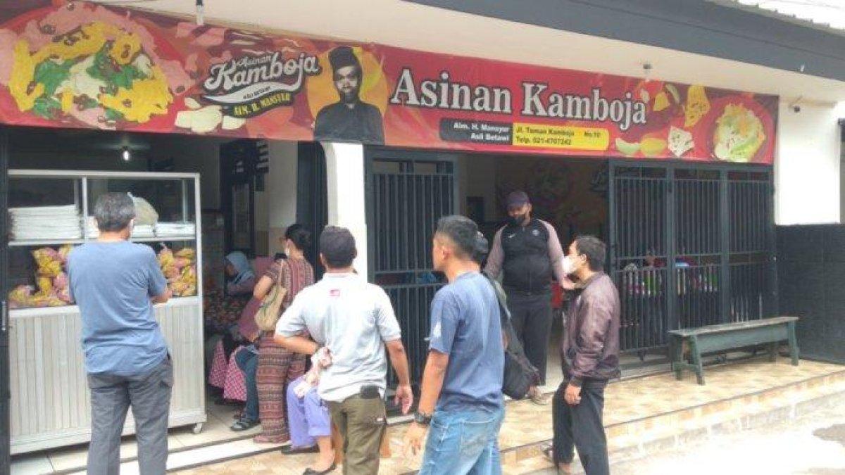 Asinan Kamboja Alm H Mansyur, di Jalan Taman Kamboja, No 10, RT 8/RW 11, Rawamangun, Kecamatan Pulo Gadung, Jakarta Timur berdiri sejak tahun 1970.