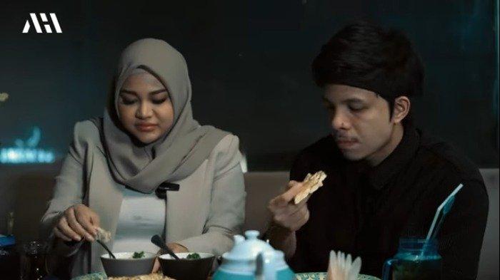 Atta Halilintar dan Aurel Hermansyah mencoba kuliner Turki sebelum liburan.