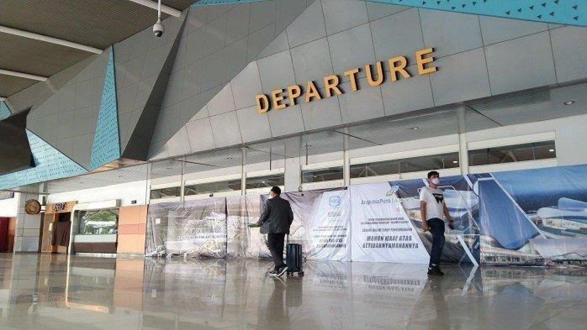 Seorang YouTuber wanita membagikan trik penerbangan berupa empat barang gratis di bandara yang bisa diambil penumpang sesuka hati.