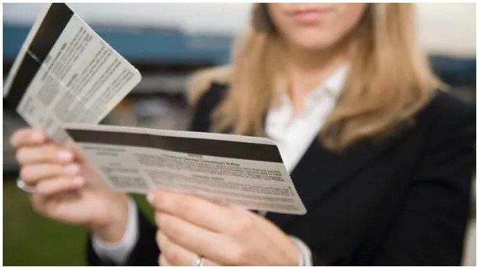 Ilustrasi pramugari mengecek boarding pass