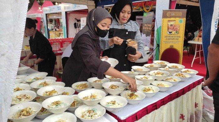 Panitia menyiapkan sajian soto Lamongan untuk kegiatan buka bersama 1000 soto pada Ramadhan Megilan.