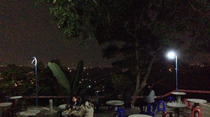 Tempat nongkrong untuk menikmati hamparan lampu Kota Semarang di Taman Tabanas, Banyumanik Semarang, Kamis (2/11/2017).