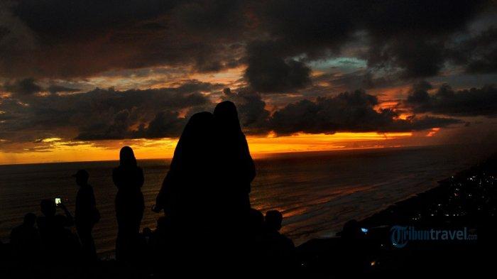 Ilustrasi- Wisatawan menikmati sunset