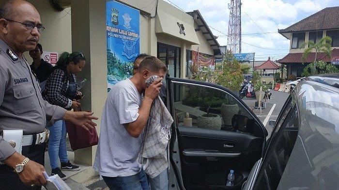 Bule mabuk, Ryan Matthew Hunter (48), yang menabrak dua motor, keluar dari Polresta Denpasar menuju RS Bayangkara untuk diperiksa kesehatannya, Kamis(9/1/2020). Bule Mabuk di Jimbaran Tabrak Dua Motor, Ryan Mattew Diamankan Polresta Denpasar